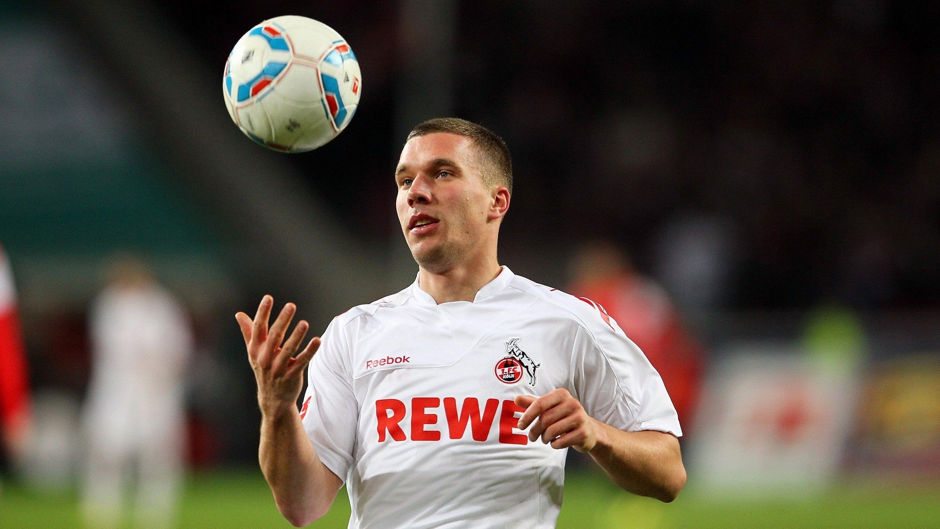 冠军赛终场哨响,球员泪洒赛场写下难忘瞬间,冠军被推出赛道